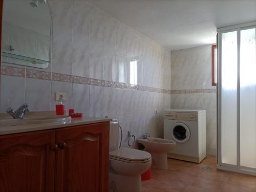 丰卡连特德拉帕尔马El Somadero B的一间带卫生间和洗衣机的浴室