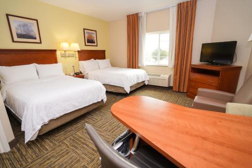 博伊西博伊西汤广场烛木套房酒店的酒店客房设有两张床和一台平面电视。