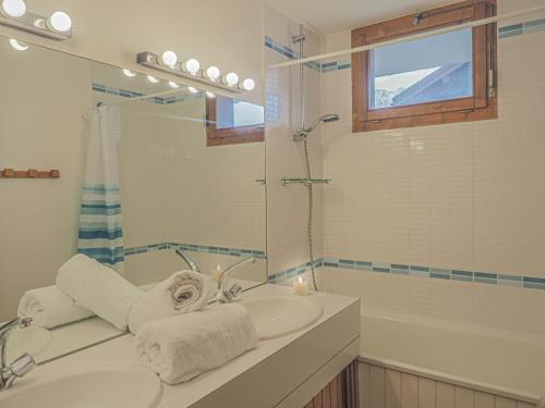 兰德里Les Michailles 510的白色的浴室设有水槽和淋浴。
