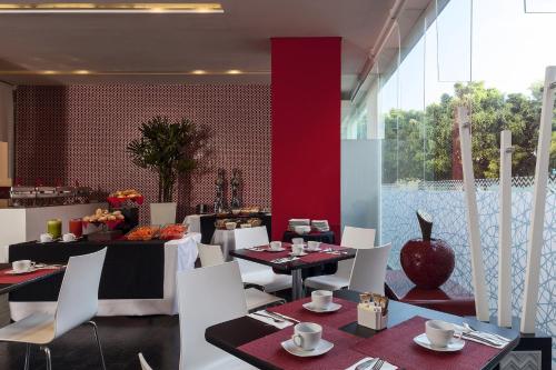 莫雷利亚Gamma Morelia Belo的用餐室配有桌子和白色椅子