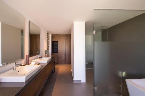 蒙特雷美洲嘉年华蒙特雷帕韦永M.酒店的浴室设有2个水槽和2面镜子
