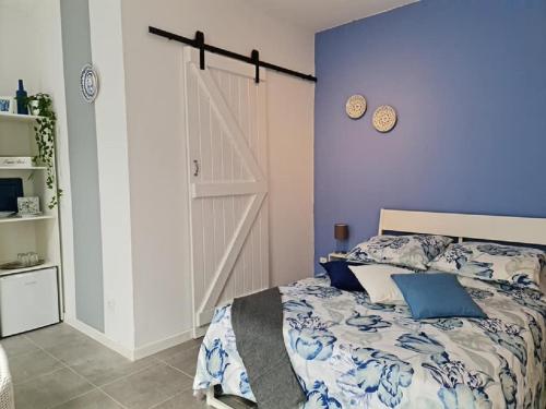 塔拉法尔Deluxe B&B "Casa Alegria", Tarrafal的一间卧室设有一张床和蓝色的墙壁