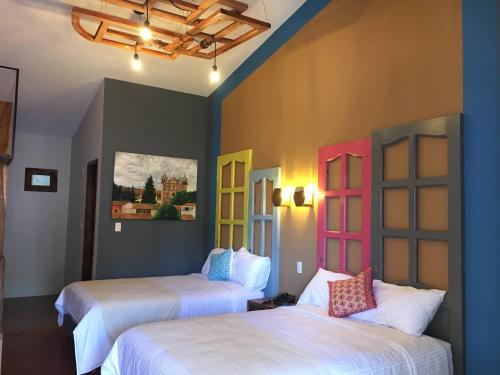 圣克里斯托瓦尔-德拉斯卡萨斯Gran Barrio的色彩缤纷的客房内的两张床