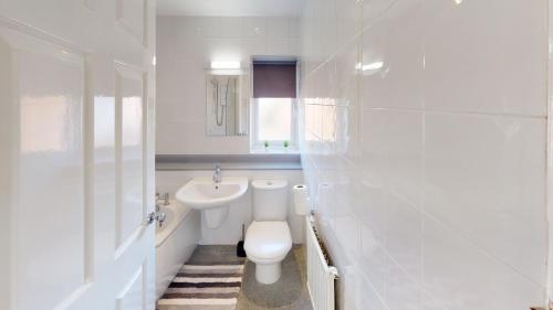 赫尔Marina House的白色的浴室设有卫生间和水槽。