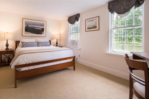 伍德斯托克克德龙山谷宾馆的一间卧室设有一张大床和两个窗户。