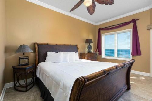 格尔夫海岸Legacy的一间卧室配有一张床和吊扇