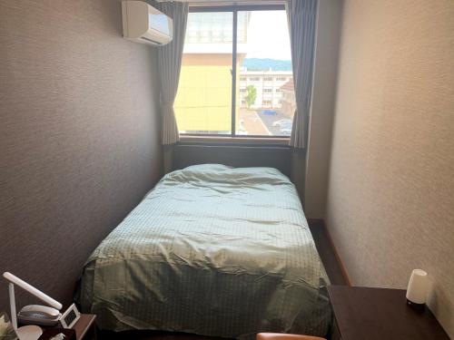 佐渡市Guesthouse Zink的一间小卧室,配有床和窗户