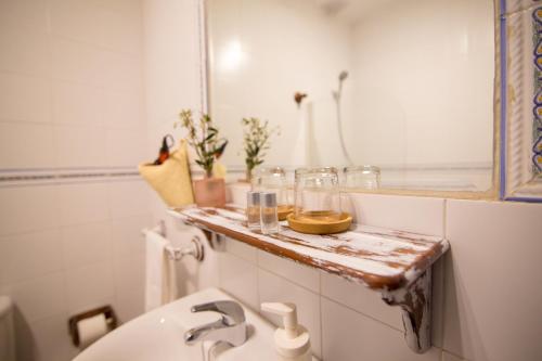希梅拉德利瓦尔Hotel Rural Inz-Almaraz的一间带水槽和镜子的浴室