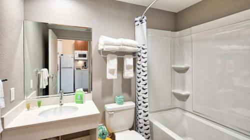 霍姆斯泰德Uptown Suites Extended Stay Miami FL – Homestead的浴室配有盥洗盆、卫生间和浴缸。