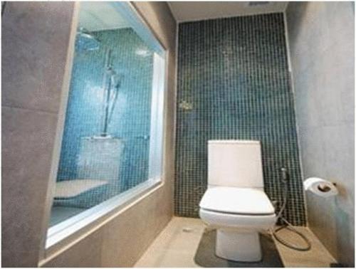 班佩巴瑞拉迈度假村的浴室配有白色卫生间和盥洗盆。