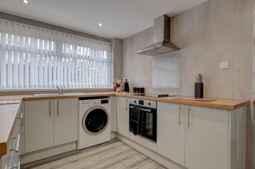 桑德兰Sunderland Self Catering 4 - City Centre Townhouse with free parking的厨房配有洗衣机和烘干机