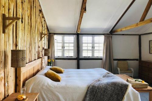 纳纽基Dream the Days away by Yourhost The Rustic Barn Nanyuki Kenya的一间卧室配有一张大床和枕头