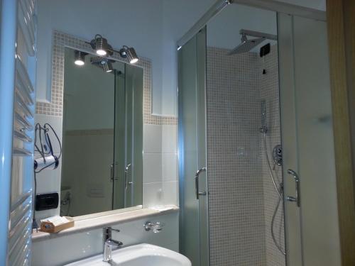 贝尔纳尔达B&B Casa Venezia的浴室配有盥洗盆和带镜子的淋浴