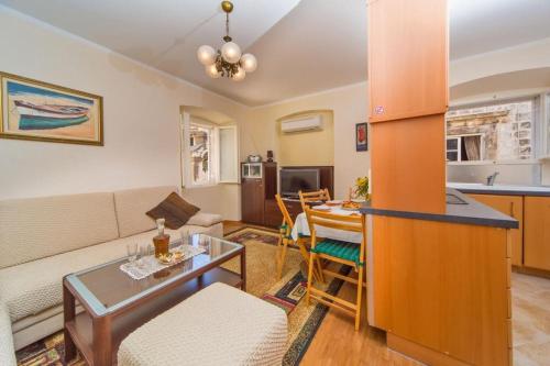 杜布罗夫尼克Maru Apartment的客厅配有沙发和桌子