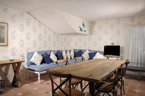 切什梅切什梅码头康努凯威酒店的客厅配有蓝色的沙发和桌子