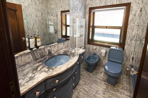 SermondeSelection AL的一间带水槽和卫生间的浴室以及窗户。