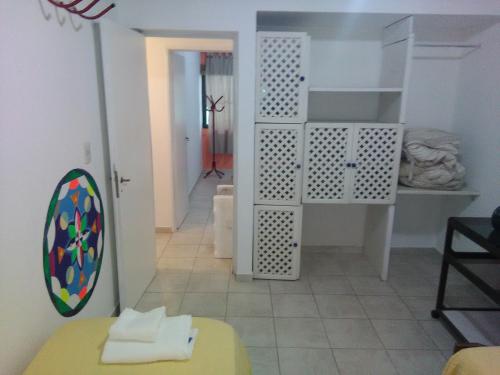 门多萨Mendoza Departamento 4 o 5 personas的一间带镜子的浴室和一间客房