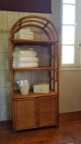 卡尼亚诺Aroma Green Villa的浴室内毛巾架