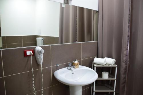 Vaccarizzo - DelfinoMg Palace Hotel Costa del Sole的一间带水槽和镜子的浴室