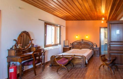 扎戈拉Traditional Guesthouse 4 Epoches的一间卧室配有一张床、一张桌子和一张桌子