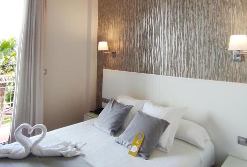 桑亨霍Peregrina Hotel的酒店客房,配有一张带天鹅的床