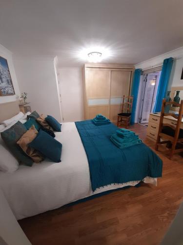 斯凯格内斯North Shore Lodge Skegness的一间卧室配有一张带蓝色床单的大床