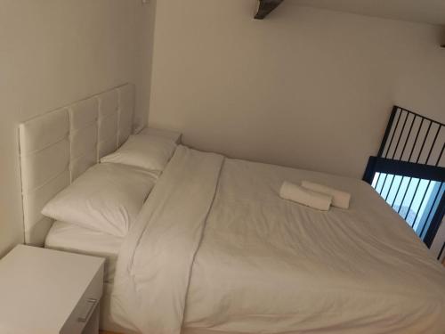 提比里亚יחידת נופש בבית ורדי的卧室内的一张带两个枕头的白色床
