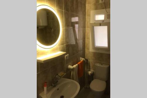 马迪纳特阿什舒鲁克Executive 2 BedRoom Hotel Apmt Contactless check-in Premium Services and Quality at Madinaty的一间带水槽、镜子和卫生间的浴室