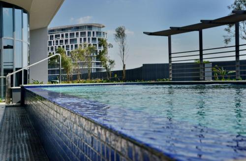 米德兰Courtyard Hotel Waterfall City的一座游泳池,其建筑背景为: