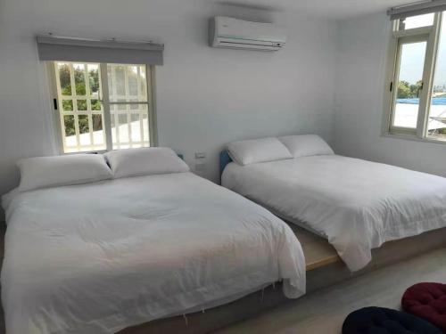 Chin-yüan花總管的一间卧室设有两张床和两个窗户。