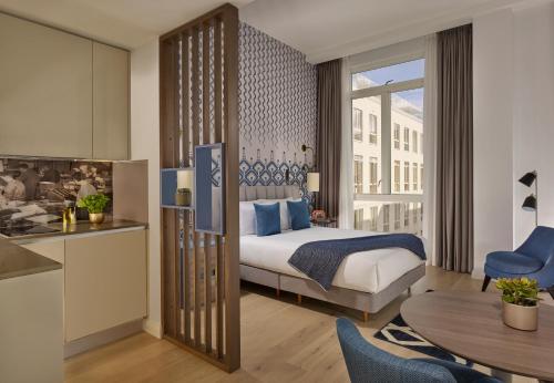 伦敦Citadines Islington London的酒店客房配有一张床铺和一张桌子。