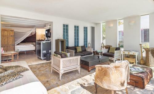 马略卡岛帕尔马Pool House的客厅配有沙发和桌子