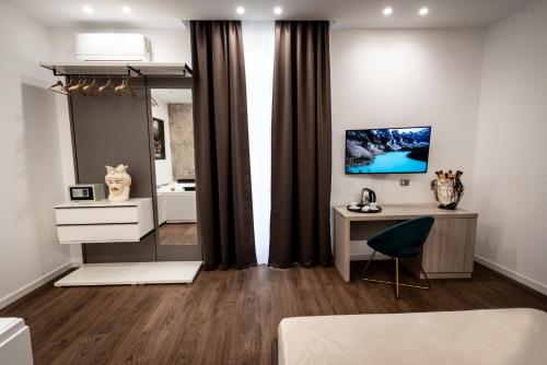 巴勒莫Fervore Luxury Rooms的客厅配有书桌和镜子