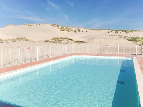 比斯卡罗斯海滩Holiday Home Résidence Plage Océane - BPL341 by Interhome的沙漠中的一个游泳池