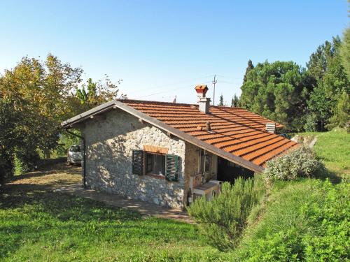 蒙特马尼奥Holiday Home Villetta degli Orti by Interhome的一座红色屋顶的小石头房子