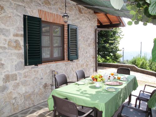 蒙特马尼奥Holiday Home Villetta degli Orti by Interhome的天井上一张桌子和绿桌布
