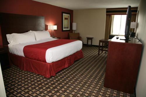 新伦敦新伦敦假日酒店的配有一张床和一张书桌的酒店客房