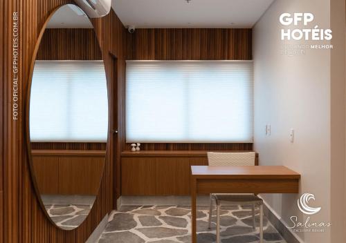 萨利诺波利斯SALINAS EXCLUSIVE - GAV Resorts的一间设有桌子和两个窗户的房间
