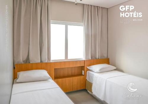 萨利诺波利斯SALINAS EXCLUSIVE - GAV Resorts的客房设有两张床和窗户。