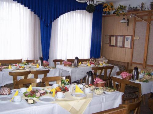 乔尔什滕Willa Jasna的用餐室配有白色桌椅和食物