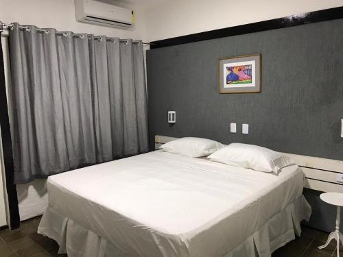 福塔莱萨501 Lindo Flat mobiliado com VISTA TOTAL MAR na Praia de Iracema的一间卧室配有一张带白色床单的大床