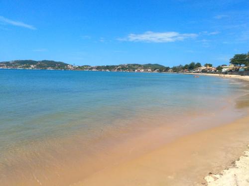 布希奥斯Casa de Praia的从海岸上欣赏海滩美景