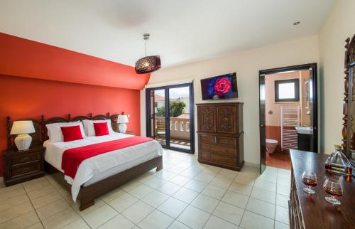埃亚玛琳娜奈奇多Manolia Dream Apartment 3-bedrooms 30m to the beach的一间卧室设有一张床和红色的墙壁