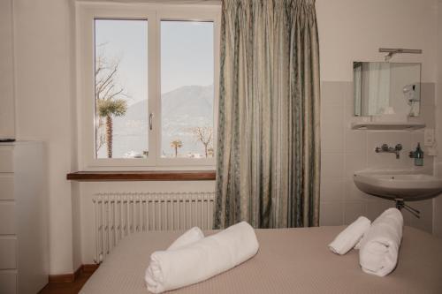 维拉里瓦宾馆的浴室设有床、水槽和窗户。