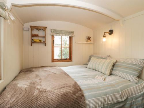 多切斯特Keets at Middle Acre的小房间设有床和窗户