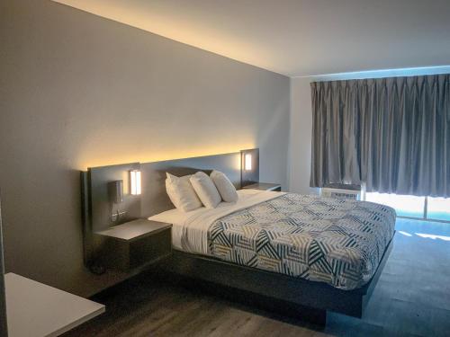圣安吉洛圣安吉洛美国最佳价值酒店的酒店客房设有床和窗户。