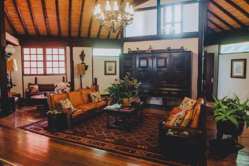 佩德拉阿祖尔Pousada Pedra Azul的客厅配有家具和吊灯。