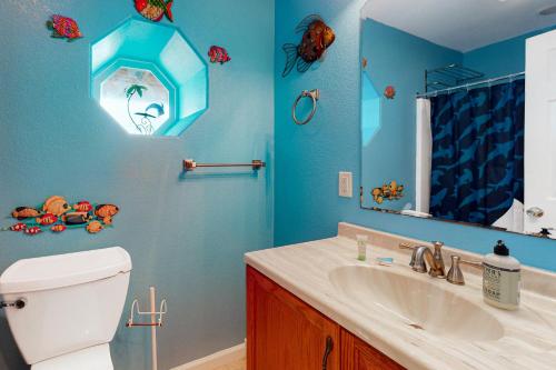 哈特勒斯Vincent VanGo to the Beach #13-H的一间带卫生间、水槽和镜子的浴室