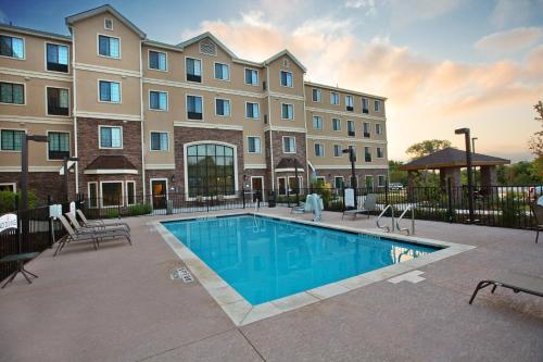 奥斯汀Staybridge Suites Austin South Interstate Hwy 35, an IHG Hotel的大楼前的游泳池