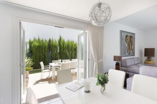 阿塔玛丽亚Las Mimosas 20的白色的客厅配有桌椅